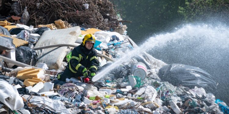 У Тернополі гасять пожежу на сміттєзвалищі
