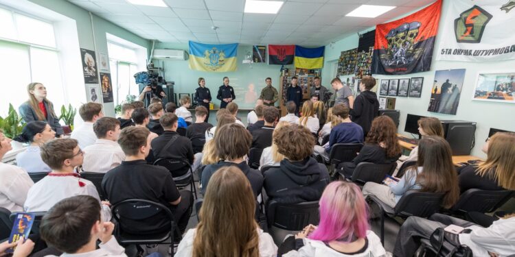 Лекцію з протидії вербуванню підлітків провели у ліцеї