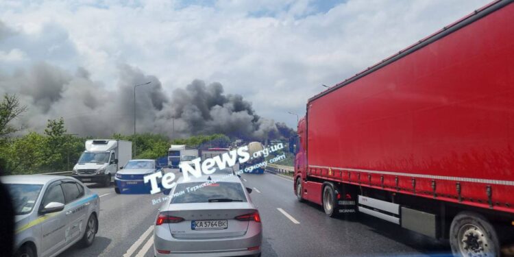 Пожежу у Тернополі видно з усіх мікрорайонів