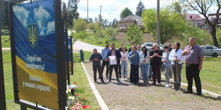 У Баворові висадили дерева памʼяті українських героїв