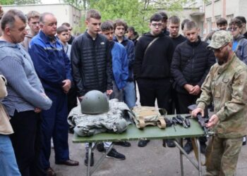 У Галицькому коледжі військові провели урок
