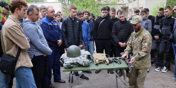 У Галицькому коледжі військові провели урок