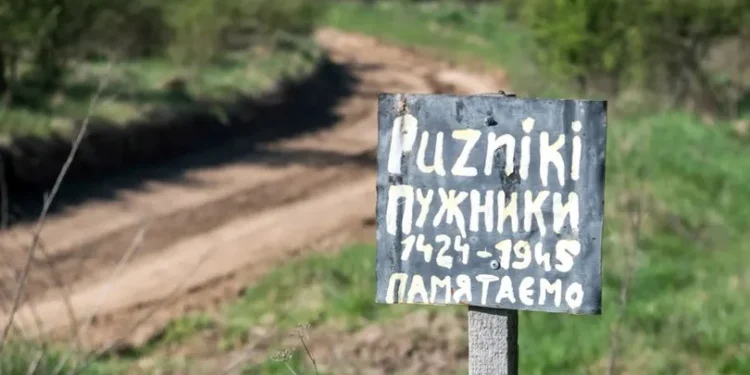 У Пужниках на Тернопільщині завершують ексгумацію