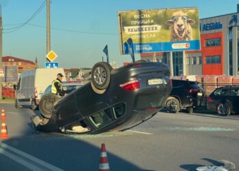 У Тернополі автівка перевернулася на дах