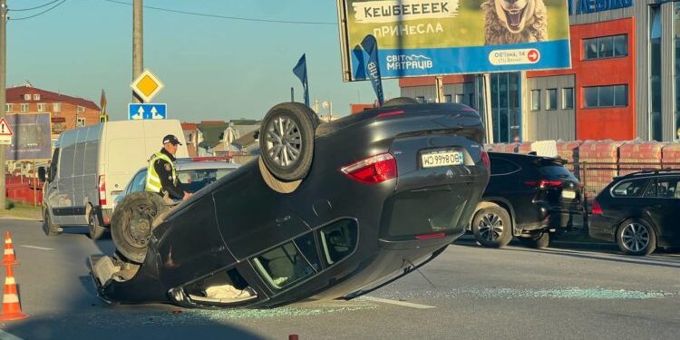 У Тернополі автівка перевернулася на дах