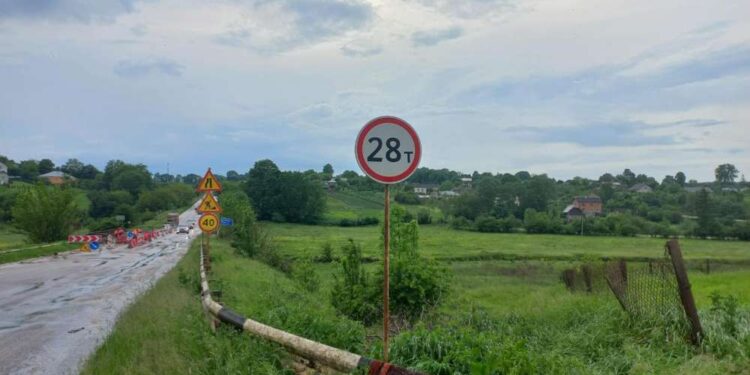 Через перевантажену фуру обвалився міст