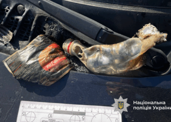 Двоє місцевих намагалися спалити військовий автомобіль