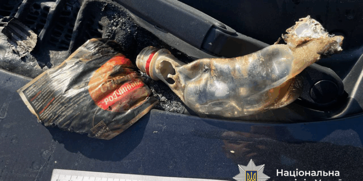 Двоє місцевих намагалися спалити військовий автомобіль