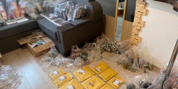 В Україні викрили підпільне виробництво стероїдів