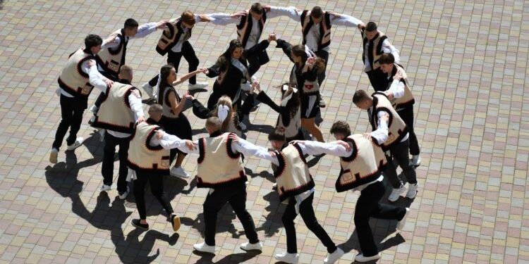 На Тернопільщині випускники станцювали аркан