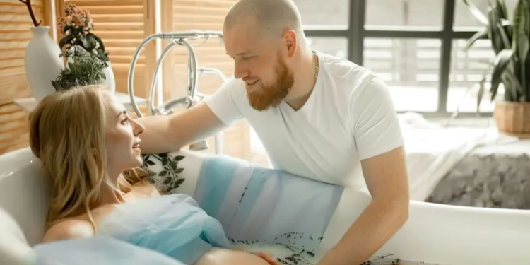 Про переваги та недоліки пологів у воді