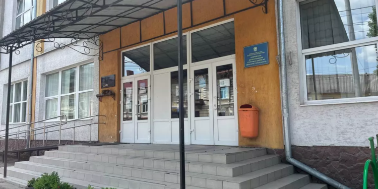 Тренерка говорить до дітей російською мовою