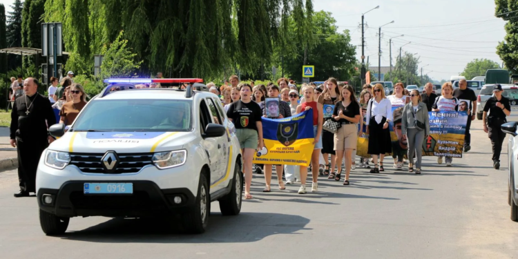 У Шумську люди вийшли на підтримку полонених