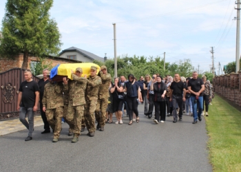 У Великогаївській громаді попрощалися з захисником Романом Юзвою
