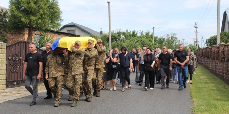 У Великогаївській громаді попрощалися з захисником Романом Юзвою