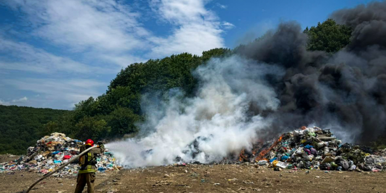 Жителі Тернопільщини продовжують масово палити траву