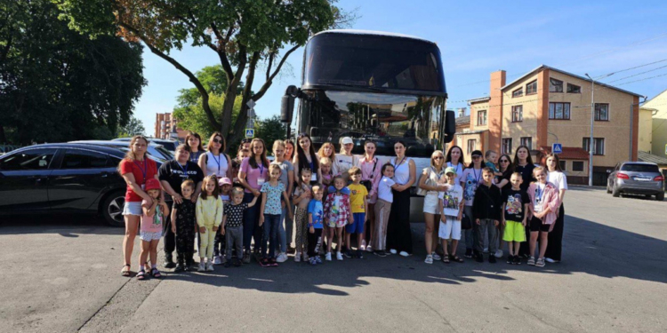 Родини загиблих захисників вирушили у Карпати