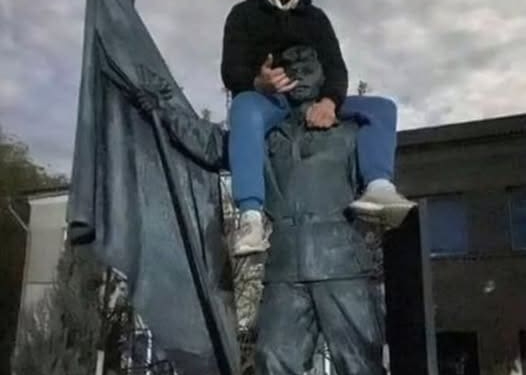 На Тернопільщині підліток виліз на пам’ятник