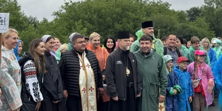 Паломники ідуть до Зарваниці