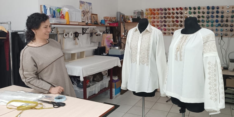 Тетяна Вертепна створює цікавий одяг з вишивкою
