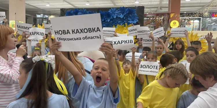 100 дітей-переселенців об’єдналися на флешмобі