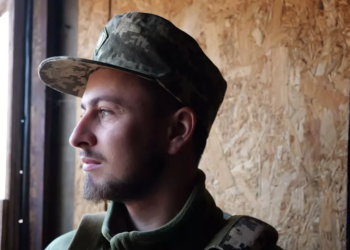 Бард рятує поранених і вчиться грати на гітарі