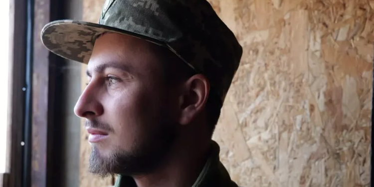 Бард рятує поранених і вчиться грати на гітарі