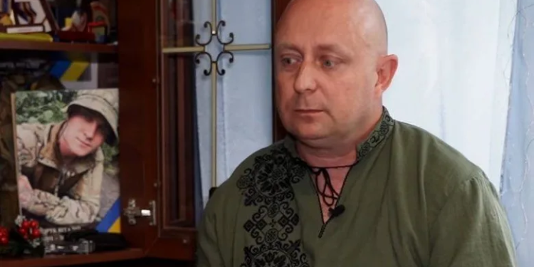 Батько загиблого захисника отримав повістку