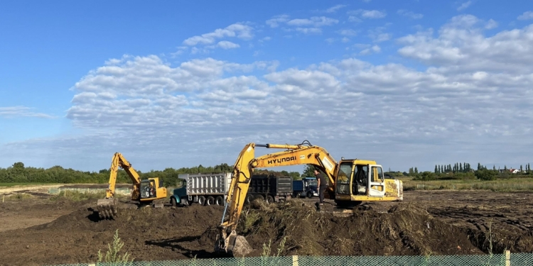 Другий етап передбачає запуск цеху розливу олії потужністю 54 тис. пляшок на добу та додатково 38 робочих місць. Ввведення другої черги планується у 2026 році. На третьому етапі, реалізація якого запланована на 2028 рік, побудують цех приймання й переробки насіння соняшнику потужністю 150 т/добу із залученням 56 працівників.