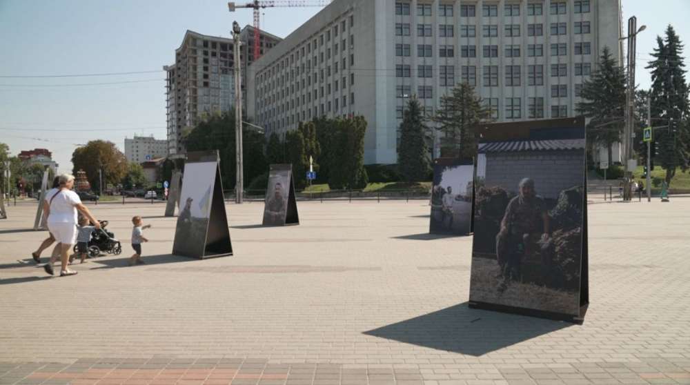 Фотовиставку Війна в обличчях відкрили на площі перед пам’ятником Степанові Бандері у Тернополі