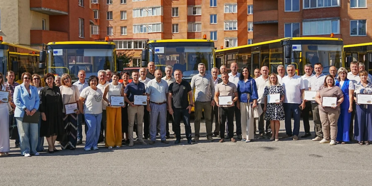 Громади отримали інклюзивні шкільні автобуси