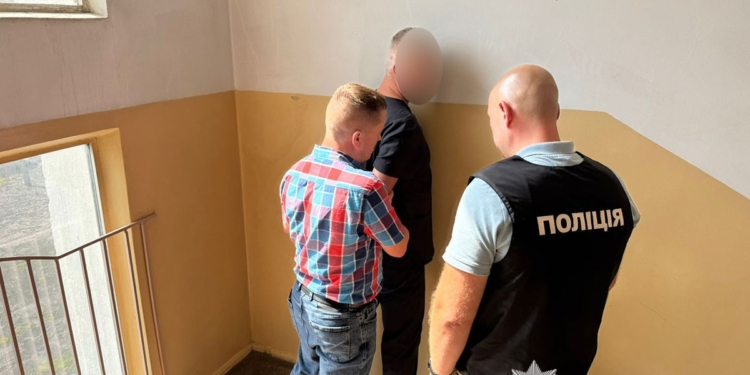 На хабарі 5 000 доларів затримали лікаря