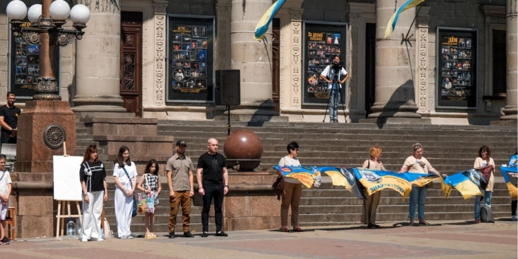 На Театральному майдані відбулася акція-нагадування про військовополонених