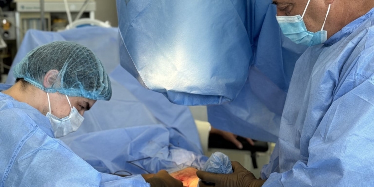 Успішно прооперували пацієнтку з переломом гомілки