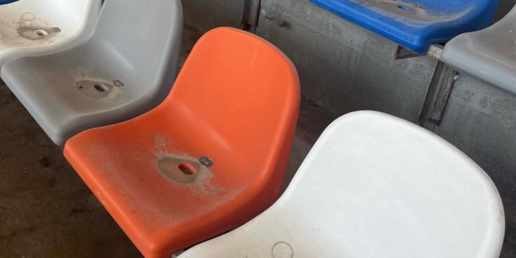 Вболівальників на матчі зустрічали брудні трибуни