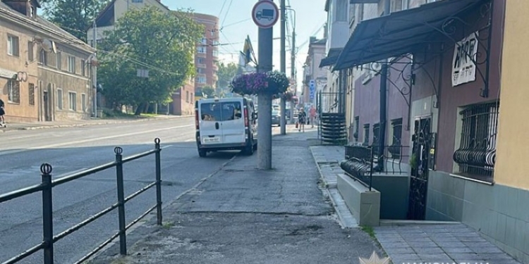 Водій електросамокату травмував жінку на тротуарі