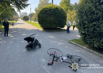 У парку велосипедист збив бaбусю з дитиною