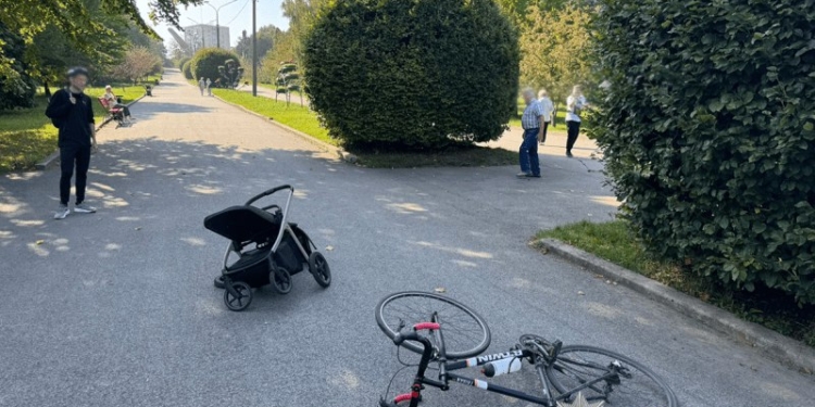 У парку велосипедист збив бaбусю з дитиною