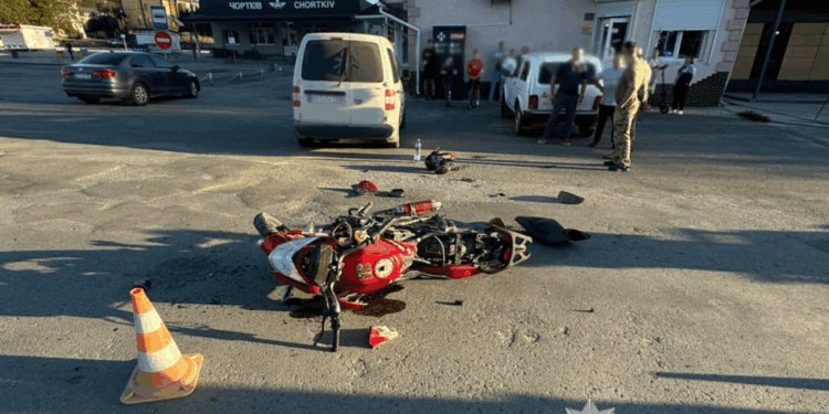 В Чорткові Volkswagen зіткнувся з мотоциклом