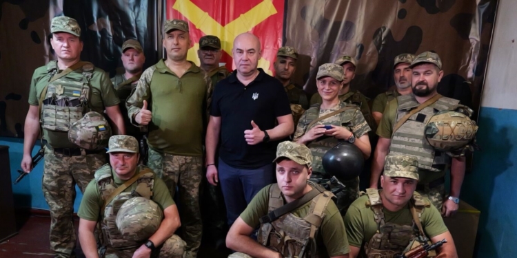 Сергій Надал на фронті передав воїнам квадрокоптери