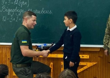 Школяр з Тернополя подарував військовим дрон