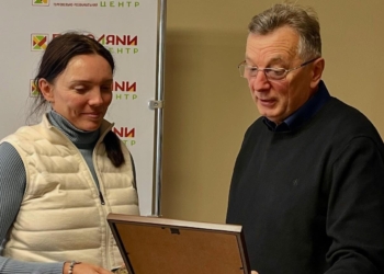 Директор наукової бібліотеки вручив подяку Тетяні Чубак
