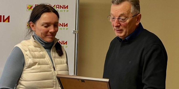 Директор наукової бібліотеки вручив подяку Тетяні Чубак