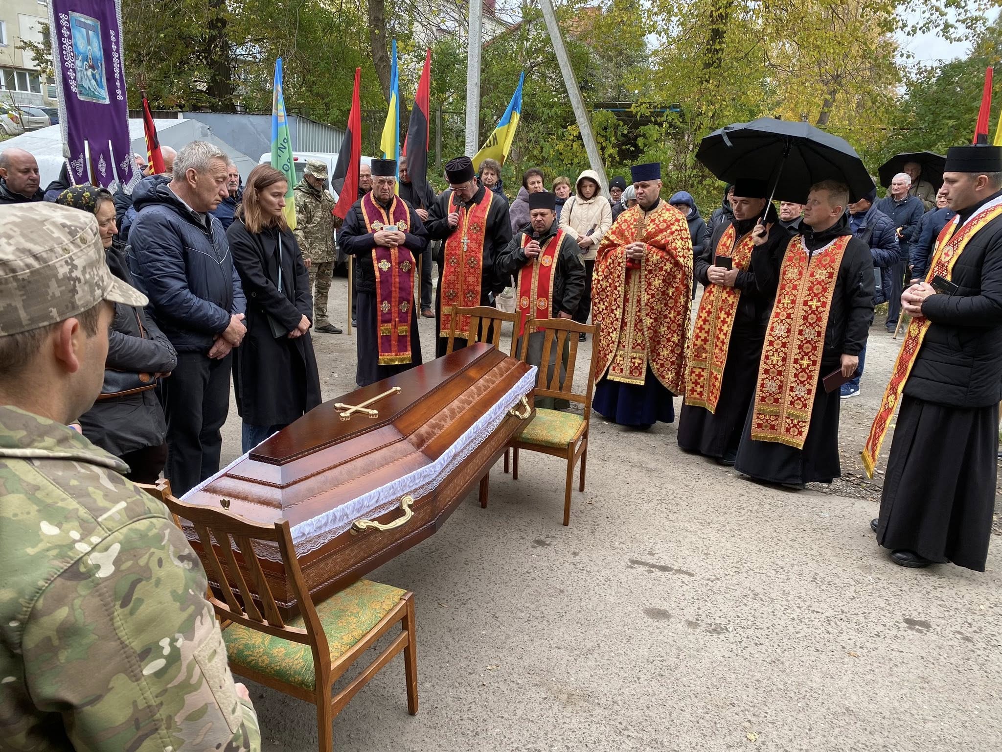 У Козові попрощалися із захисником Віталієм Саніцьким