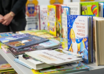 Понад 500 книг подарували дітям за кордоном