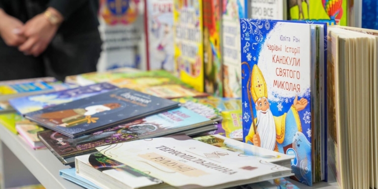 Понад 500 книг подарували дітям за кордоном