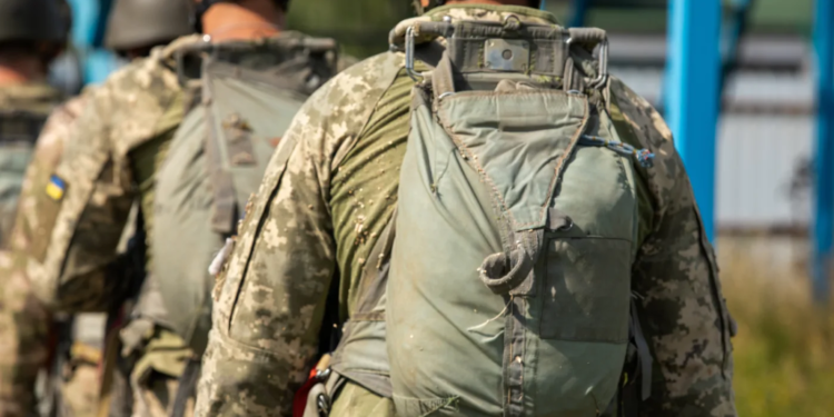 Стрибки з парашутом в Силах спеціальних операцій