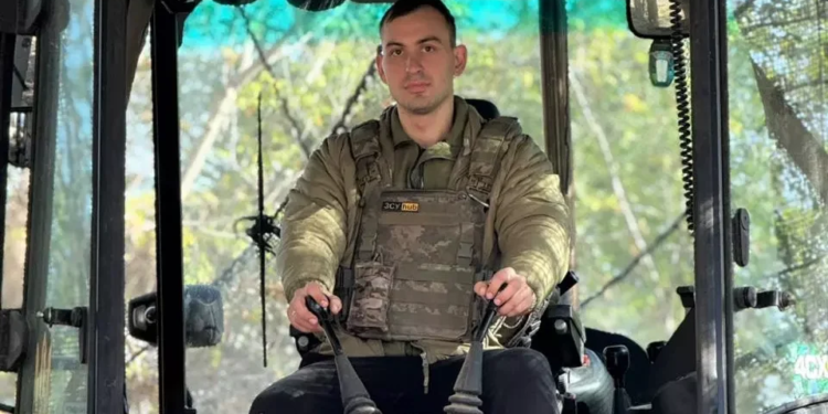 Тернопільський військовослужбовець робить укриття для артилеристів