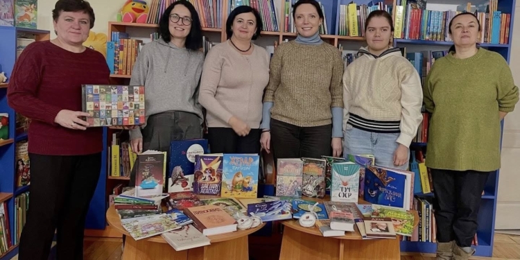 Благодійний фонд "Подоляни" передав книги тернопільській бібліотеці