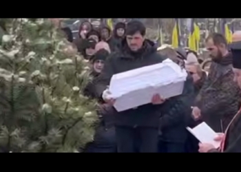 Батько колише труну після авіаудару по Тернополю